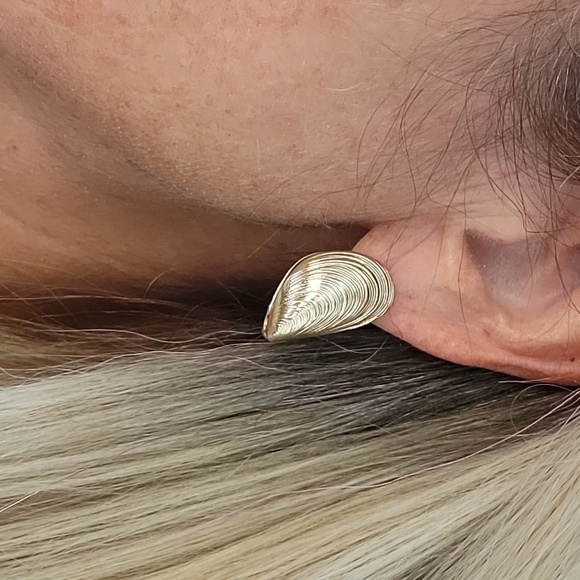 MEDITERRANEAN MUSSEL CLAMSHELL HINGED EARRINGS - Picture 4 of 8